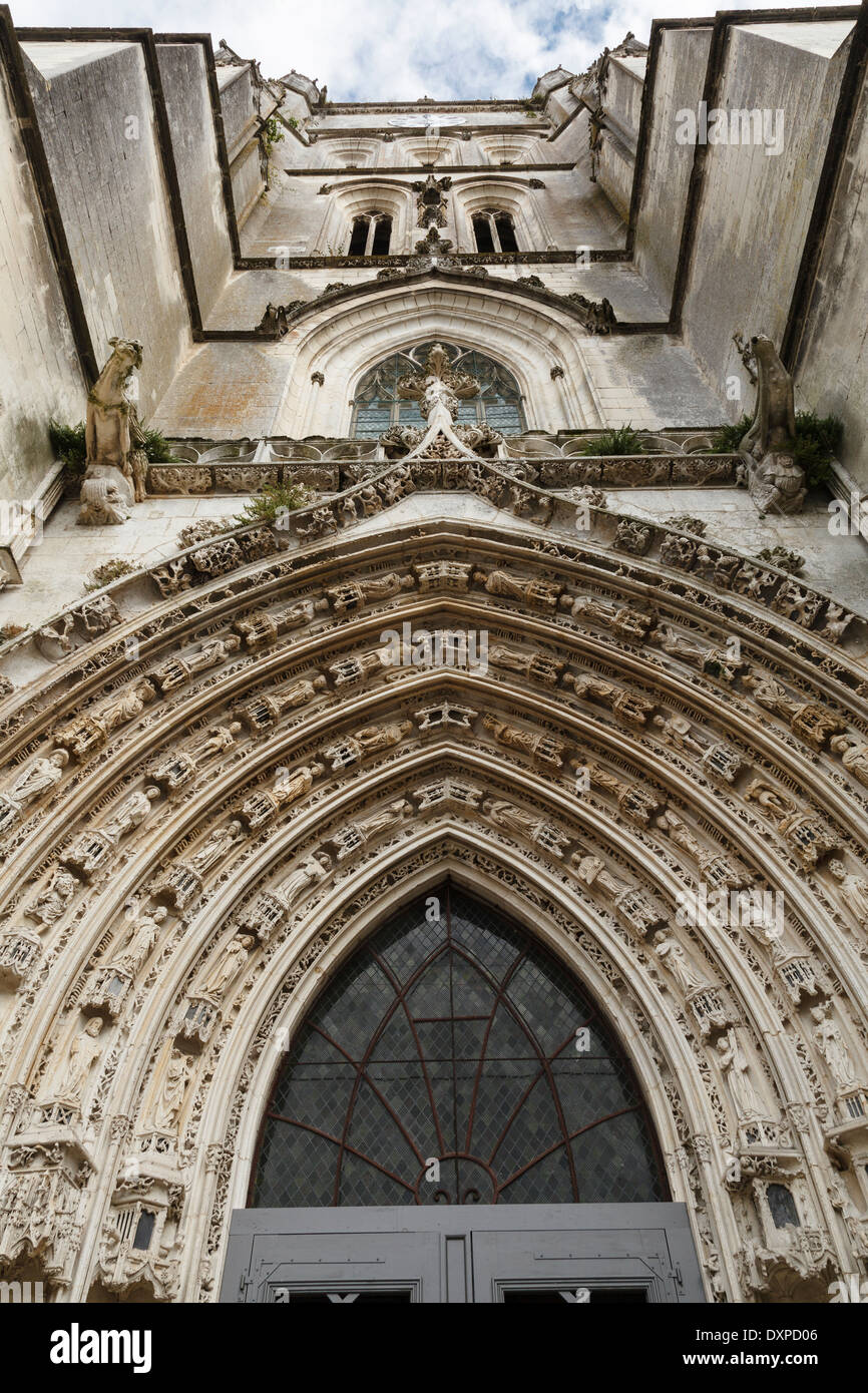 L'ingresso ad arco e torre del Cathédrale Saint-Pierre, Saintes, Poitou-Charente, Francia Foto Stock