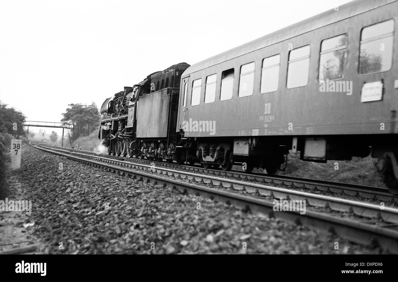 Berlino, DDR, locomotiva a vapore 03 2242 sulla strada aperta a Berlino Altglienicke Foto Stock