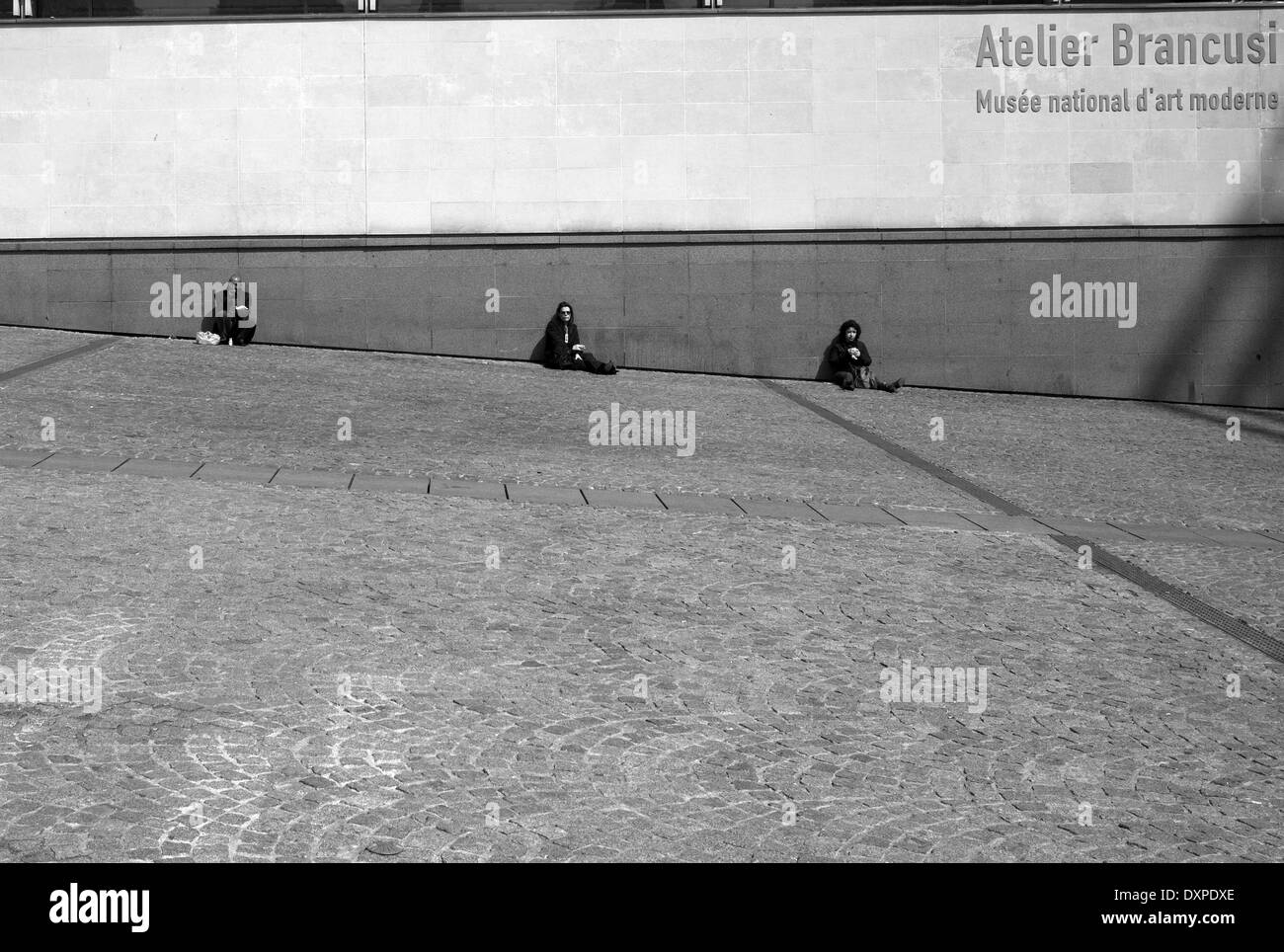 Turisti stanchi, piazza Georges Pompidou di Parigi Foto Stock