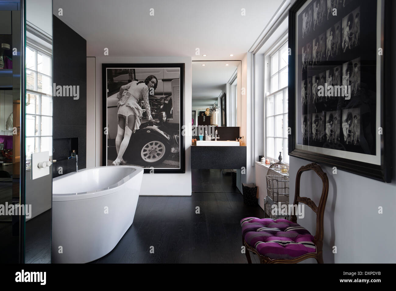 Bagno moderno con in bianco e nero poster fotografici e bianco vasca free standing Foto Stock