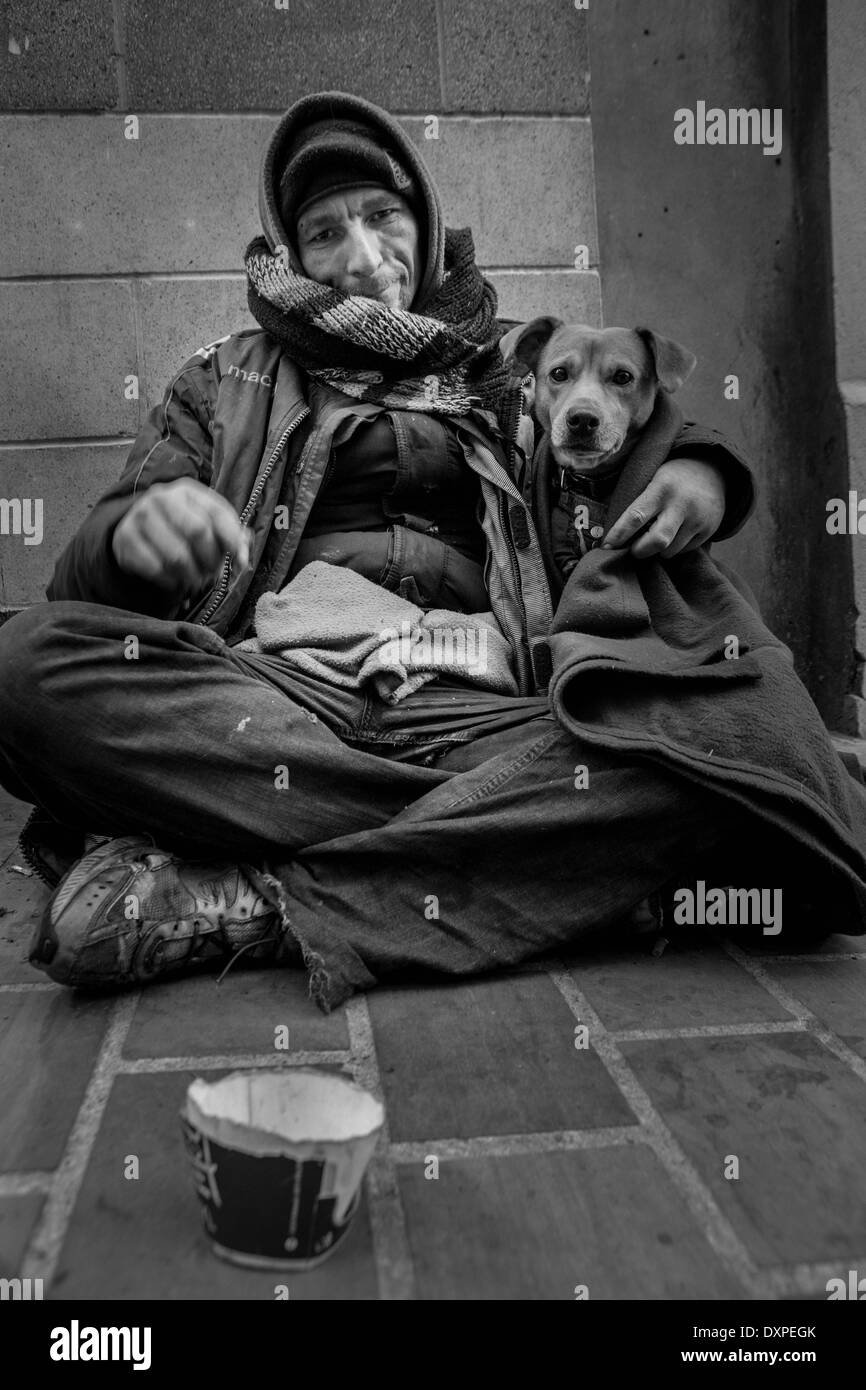 Senzatetto uomo con il suo cane per le strade di Leeds. Foto Stock