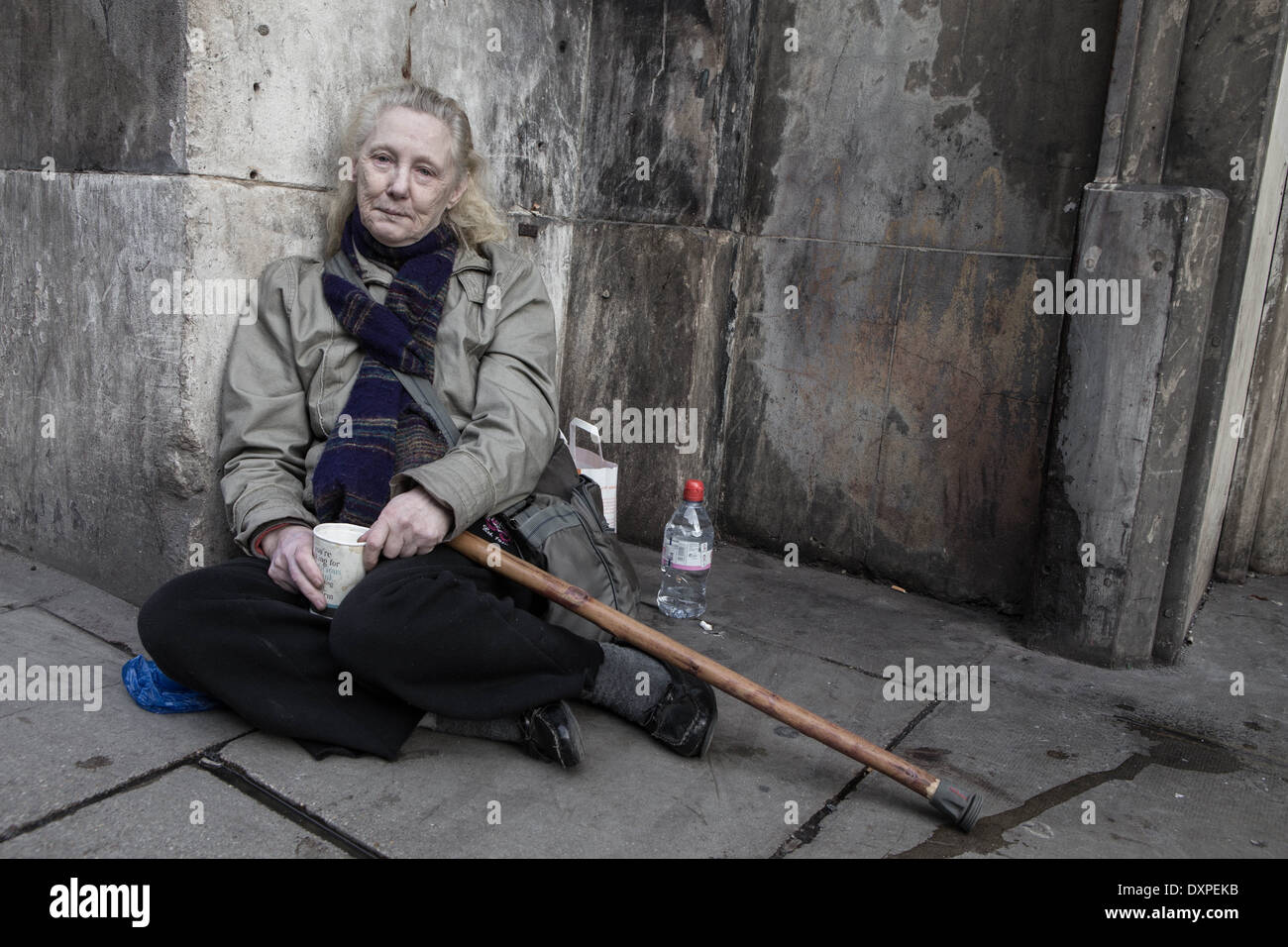 Donna senzatetto per le strade di Londra. Foto Stock