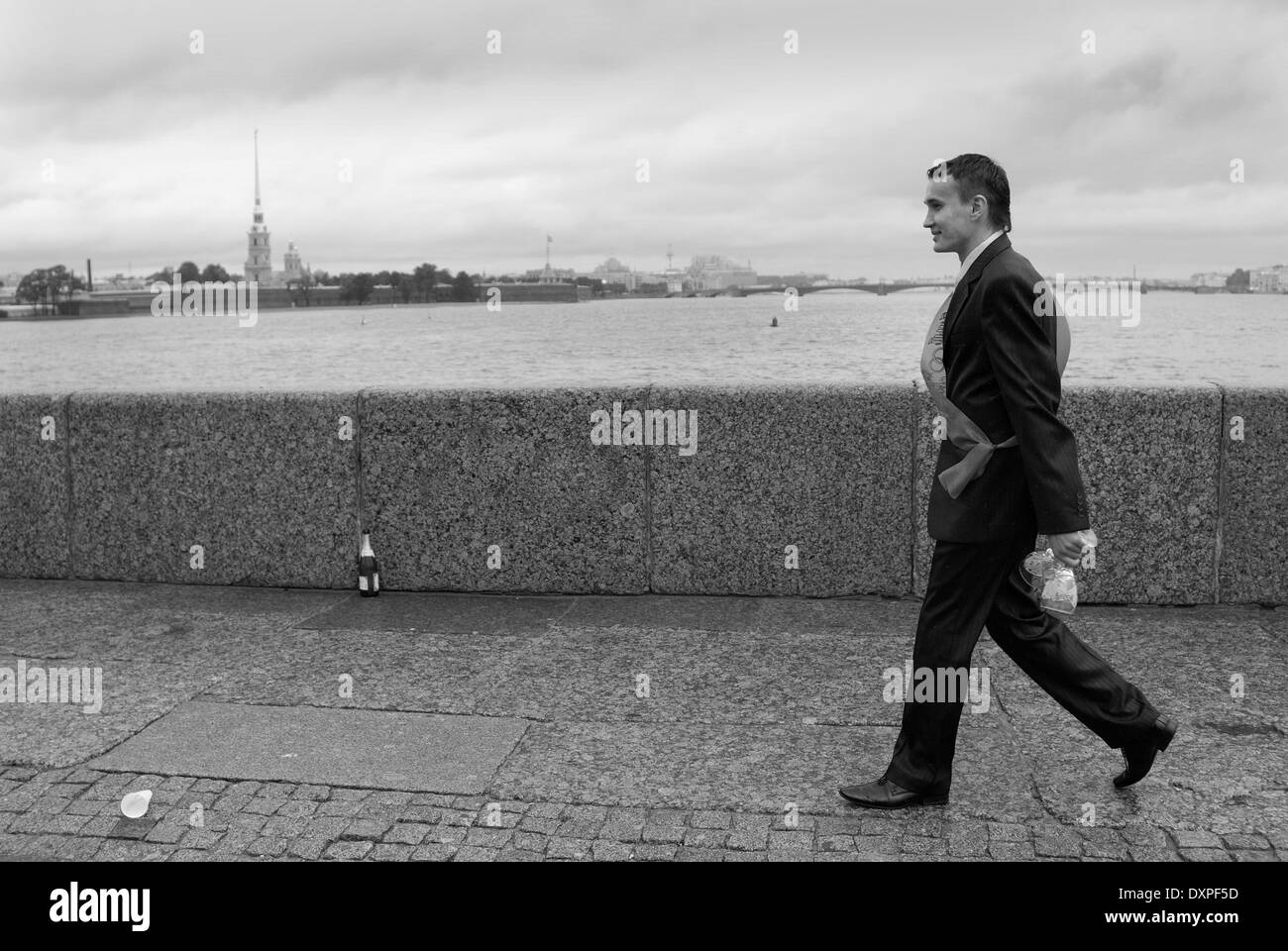 Lo sposo lungo gli argini del fiume Neva / San Pietroburgo Foto Stock