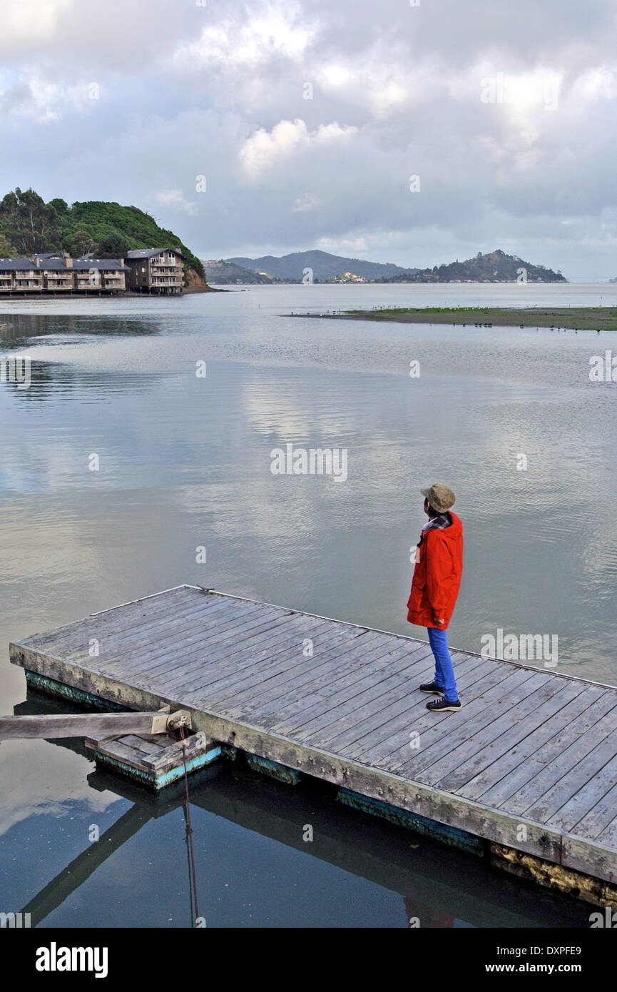 Woman in Red coat prende in vista della baia di San Francisco in Mill Valley Foto Stock
