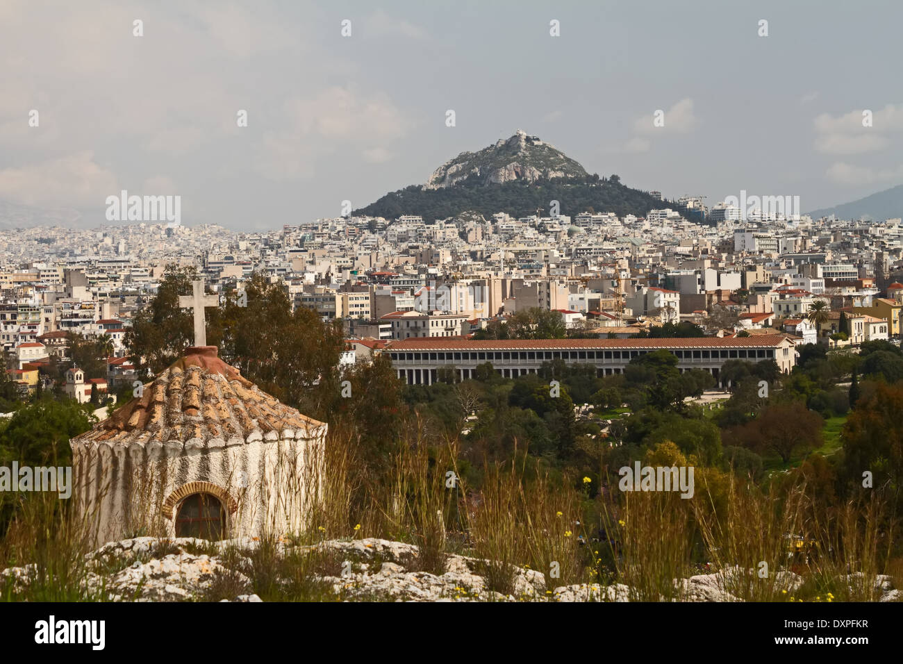 Una vista della collina di Lycabettous (in corrispondenza della estremità lontana) e l'antico mercato di Atene, Grecia Foto Stock