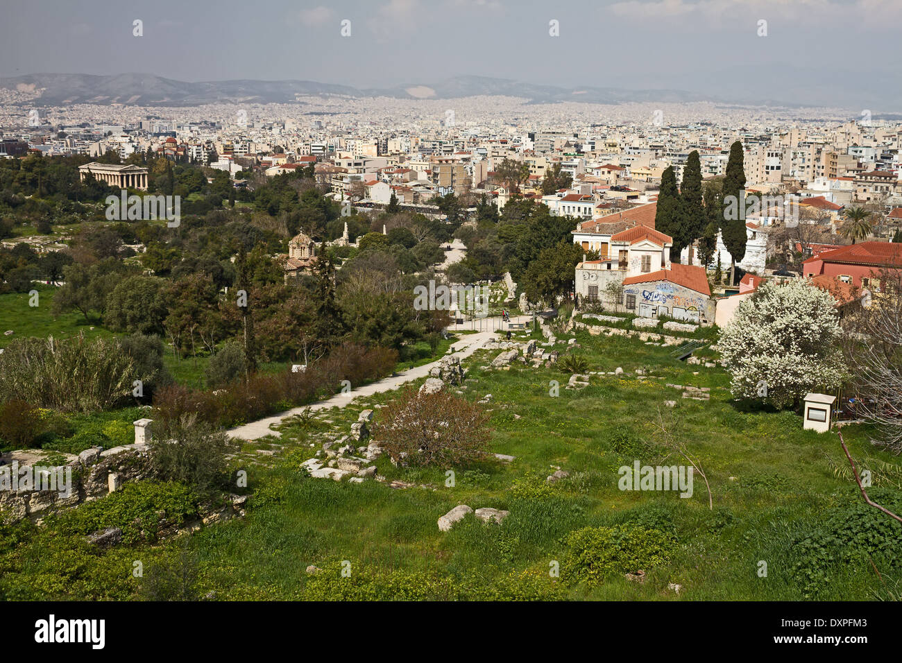 Una vista a Thisio e per area di Plaka e sito archeologico dall' Acropoli di Atene, Grecia Foto Stock