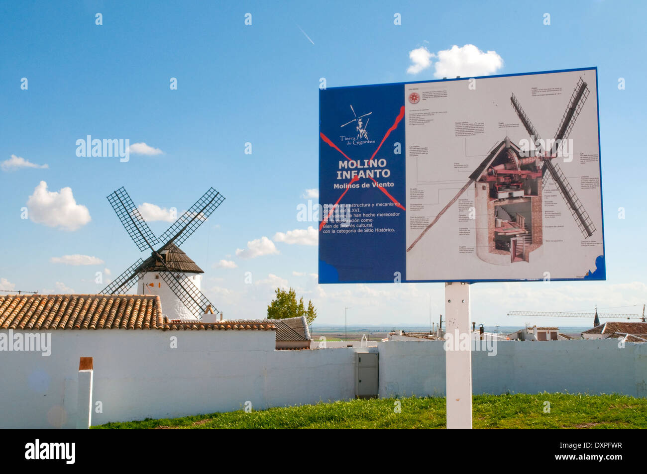 Il mulino a vento e informazioni post. Campo de Criptana, Ciudad Real Provincia, Castilla La Mancha, in Spagna. Foto Stock