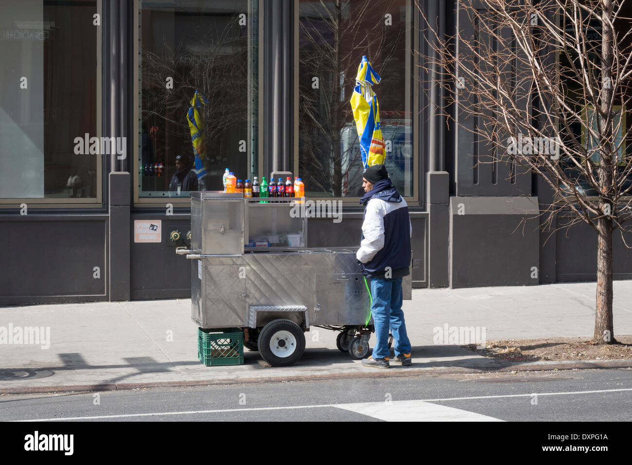 Carrello per spuntini in una giornata fredda a New York Città Foto Stock