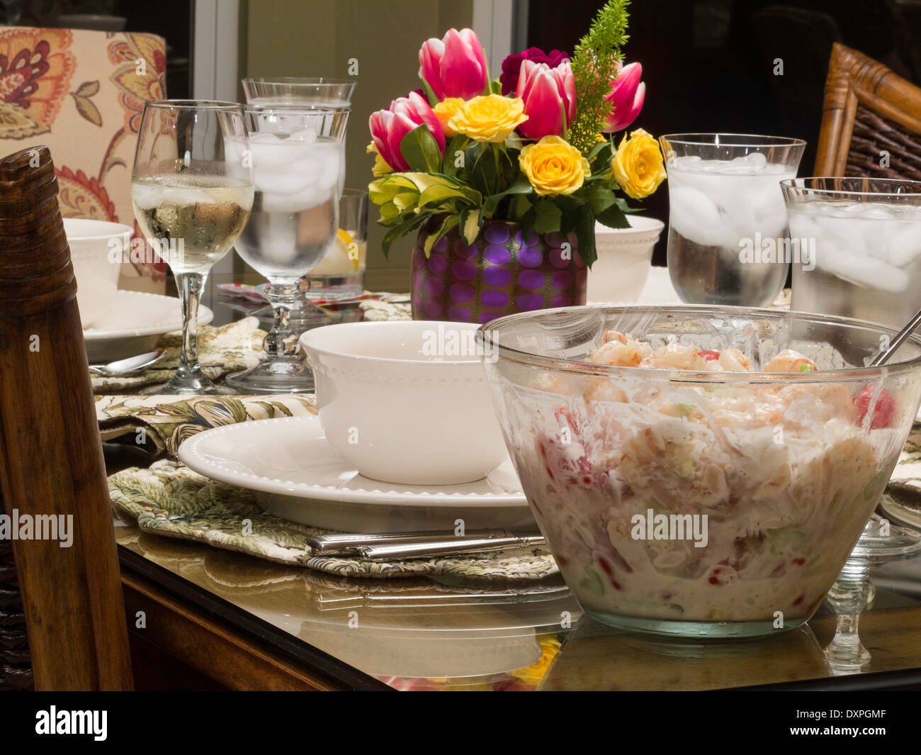 Tabella di lusso impostato per un insalata di gamberetti pasto, STATI UNITI D'AMERICA Foto Stock