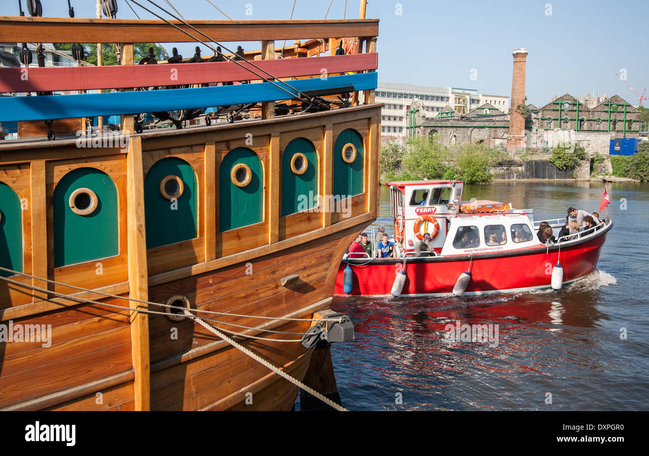 Bristol Floating Harbour ferry passando la poppa della replica di Matteo nave Foto Stock