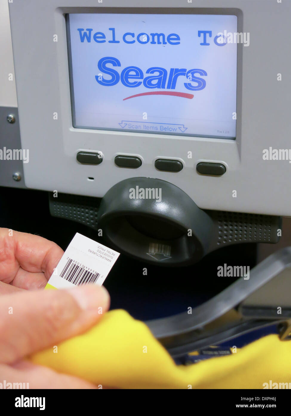 L'uomo Controllo cartellino del prezzo a Electronic Self Service verificare Prezzo macchina, Sears Store, Westshore Plaza, Tampa, FL, Stati Uniti d'America Foto Stock