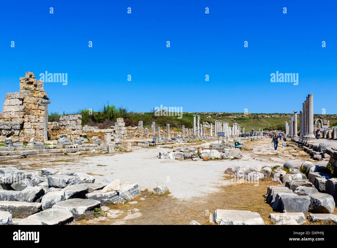 Il Colonnato street tra le rovine della città antica di Perge, della Panfilia, Provincia di Antalya, Turchia Foto Stock