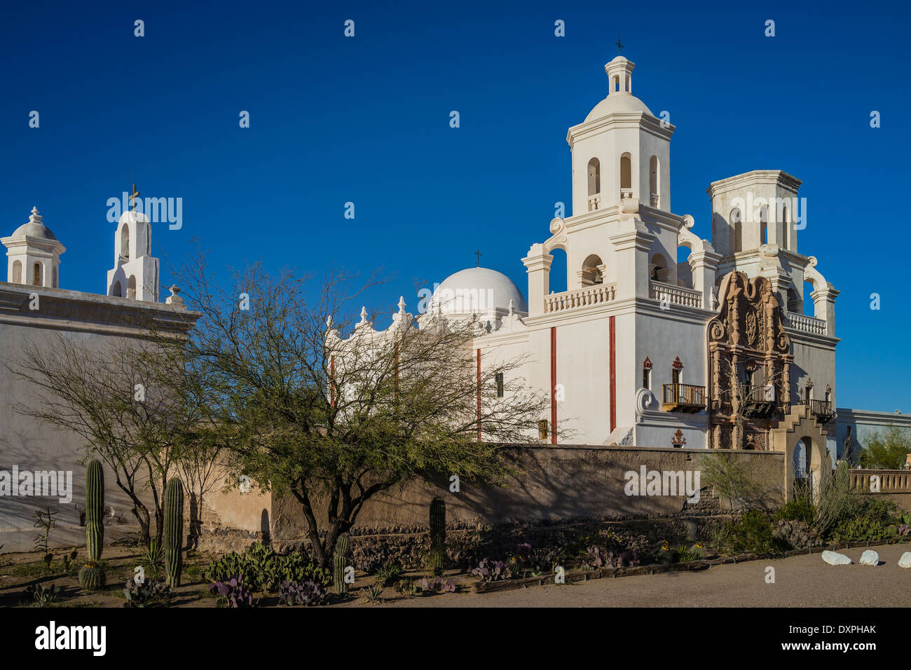 San Xavier del Bac Missione, noto anche come "La Colomba Bianca del Deserto" situato a sud di Tucson, Arizona, Stati Uniti. Foto Stock