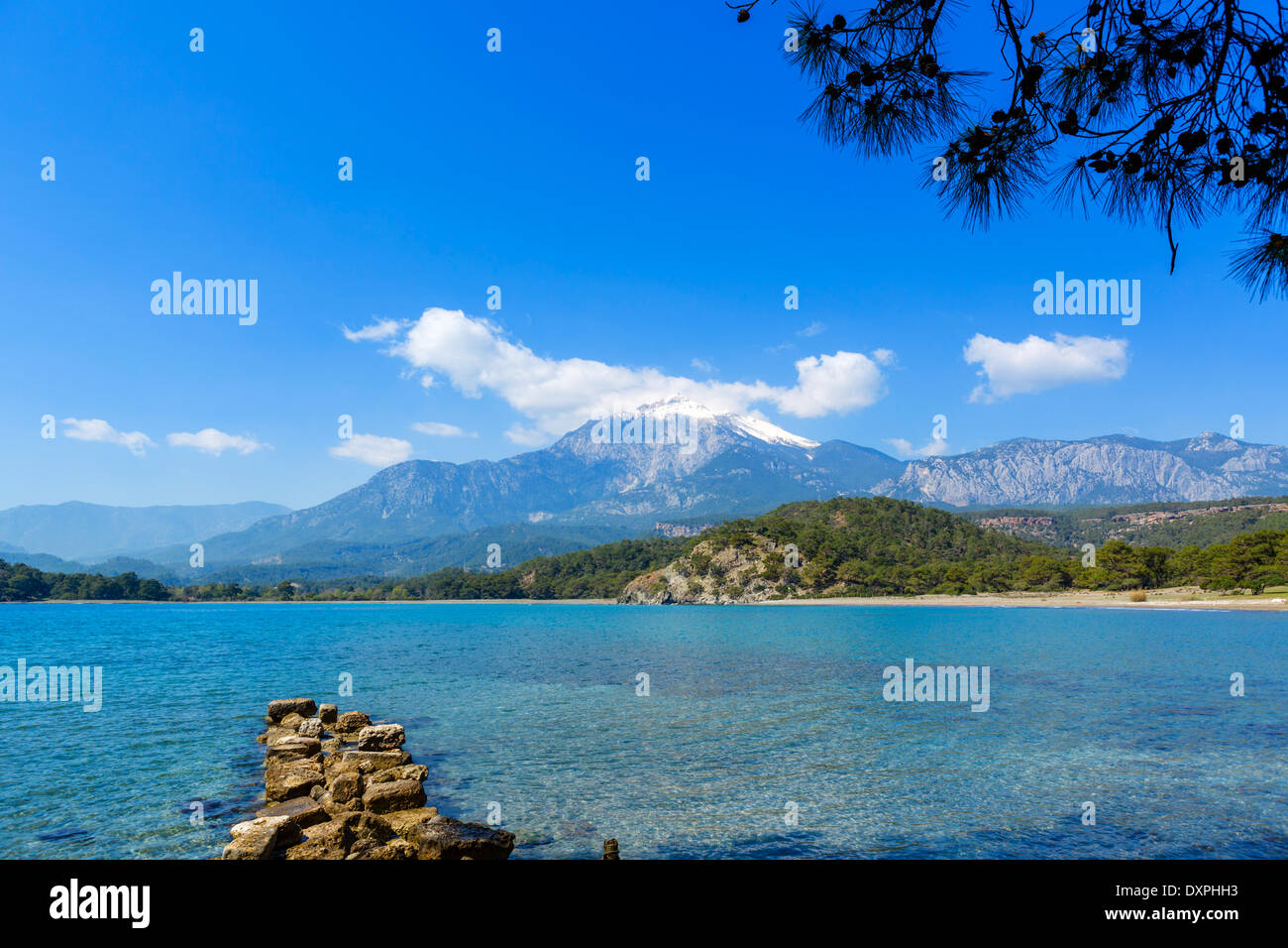 Vista del Monte Olympos dal porto del sud della antica città Lycian di Phaselis, Provincia di Antalya, Lycia, Turchia Foto Stock