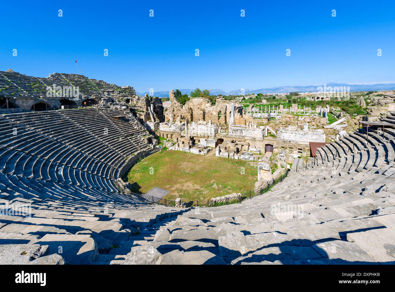 Vista sopra le rovine di antiche lato dal teatro, della Panfilia, Provincia di Antalya, Turchia Foto Stock