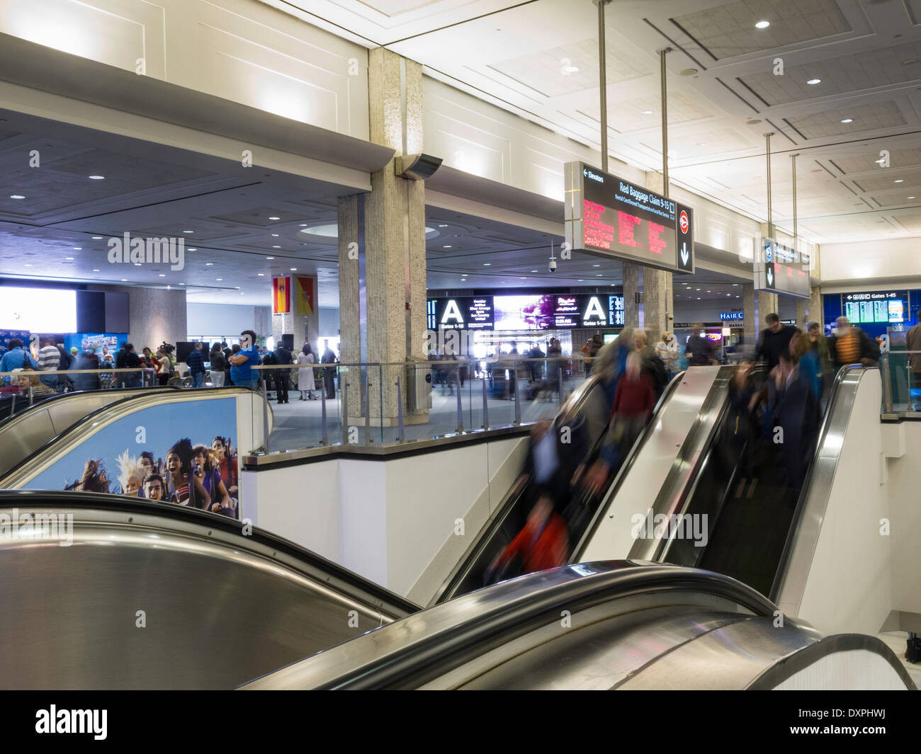 Scale mobili, Galleria, principale terminal Concourse, Aeroporto Internazionale di Tampa, Tampa, FL Foto Stock