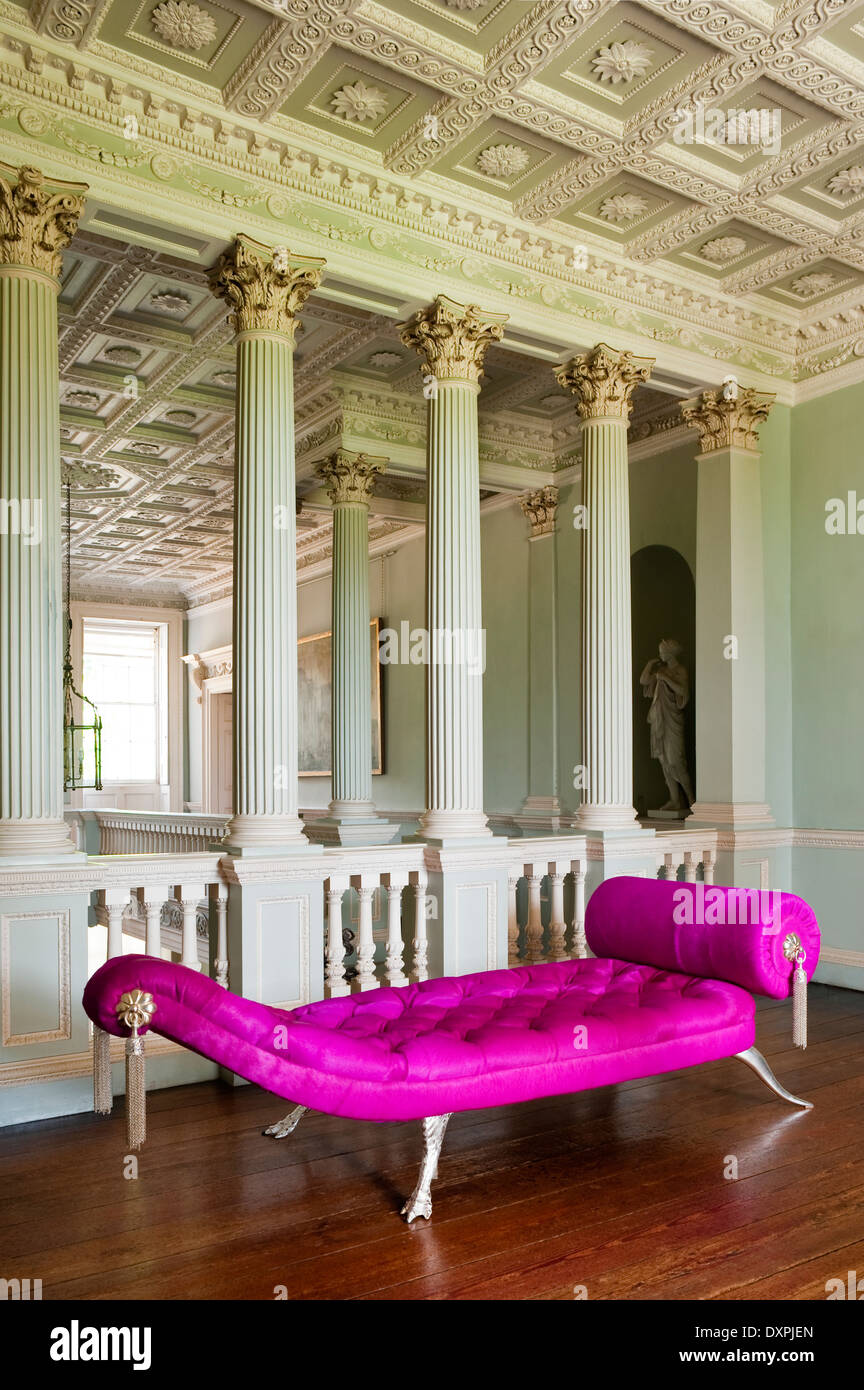 Una rosa abbottonata Jaba lettino da Brazier-Jones su uno stile classico atterraggio con soffitto a cassettoni e pannelli di foglie di acanto colonne Foto Stock