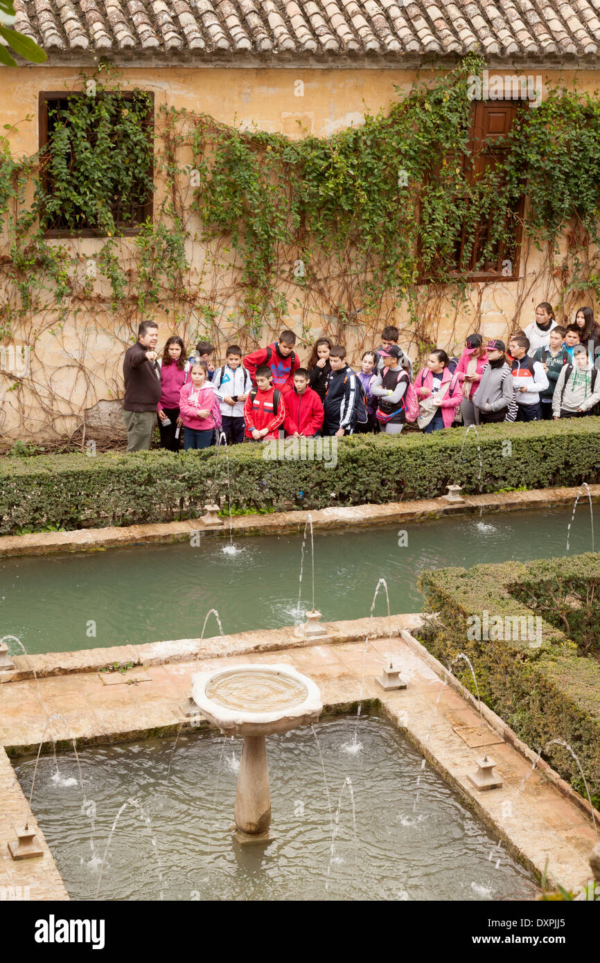 I bambini in gita scolastica all'Alhambra Palace, Granada, Andalusia Spagna Europa Foto Stock