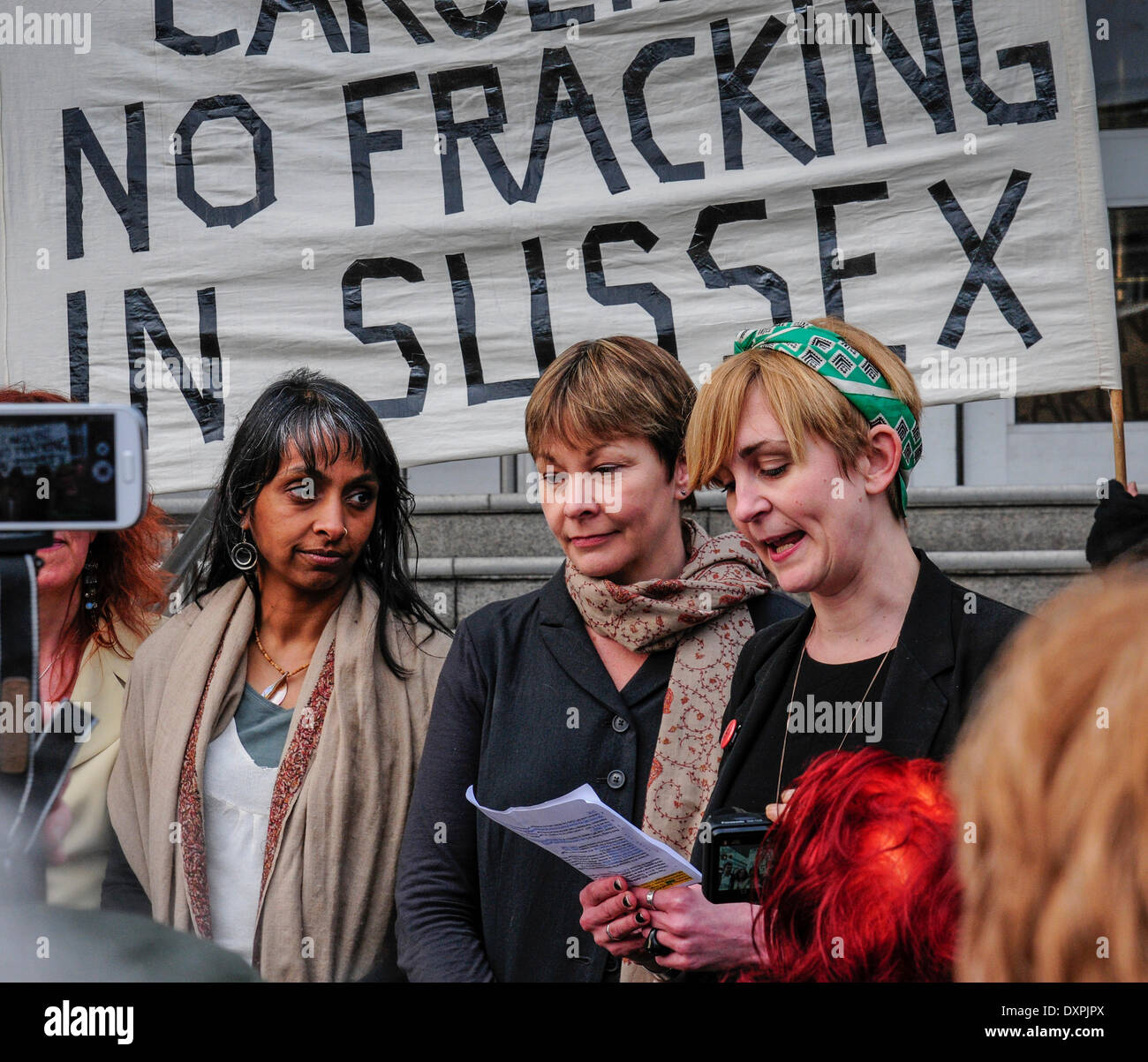 Brighton, East Sussex, Regno Unito..28 Marzo 2014..Caroline Lucas MP al di fuori del Tribunale di Brighton con co imputati dopo il giorno 5 delle loro processo caricato con ostruendo la strada statale e di un ordine pubblico offesa a Balcome dove è stato Cuadrilla forature di prova nel mese di agosto. Il caso è stato rinviato al 17 aprile. La sig.ra Lucas uniti co convenuti e sostenitori al di fuori della corte in cui Sheila Menon, anche caricata, leggere una dichiarazione circa Fracking e la sig.ra Lucas ha ringraziato i suoi sostenitori. David Burr/Alamy Live News Foto Stock