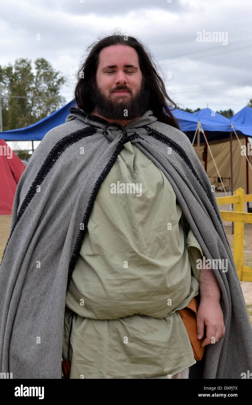L uomo medievale nel mantello Foto stock - Alamy