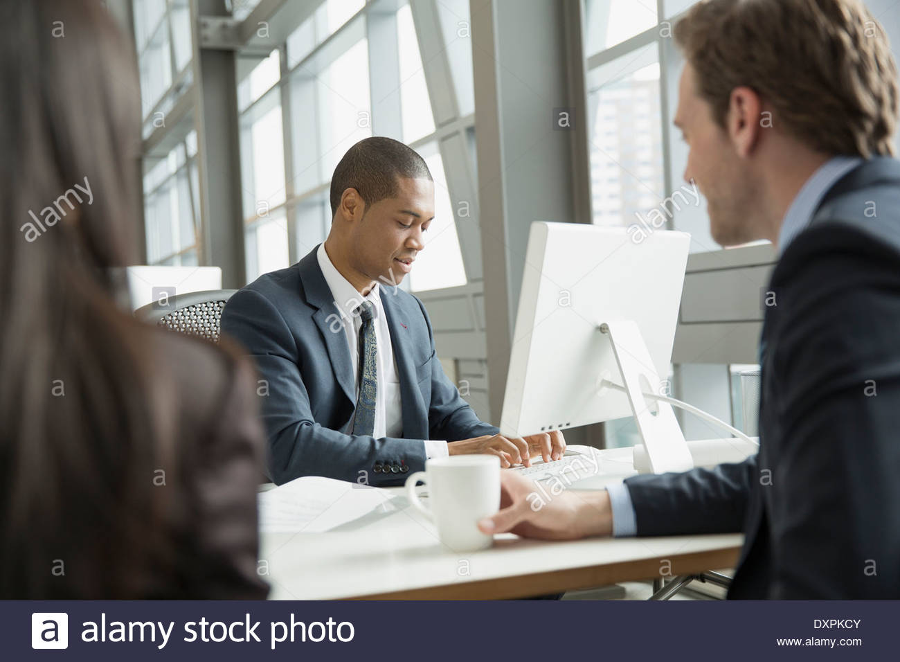 La gente di affari incontro al computer in ufficio Foto Stock