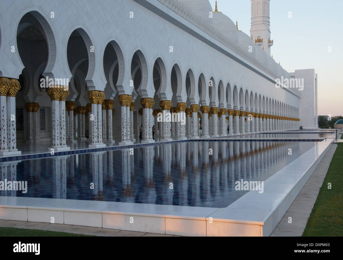 Piscina riflettente al Sheikh Zayed Grande Moschea di Abu Dhabi che cattura splendidamente la riflessione della moschea di colonne Foto Stock