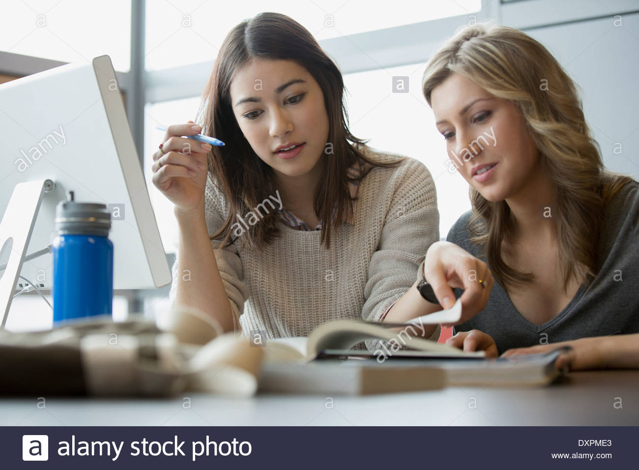 Gli studenti universitari che studiano a tavola Foto Stock