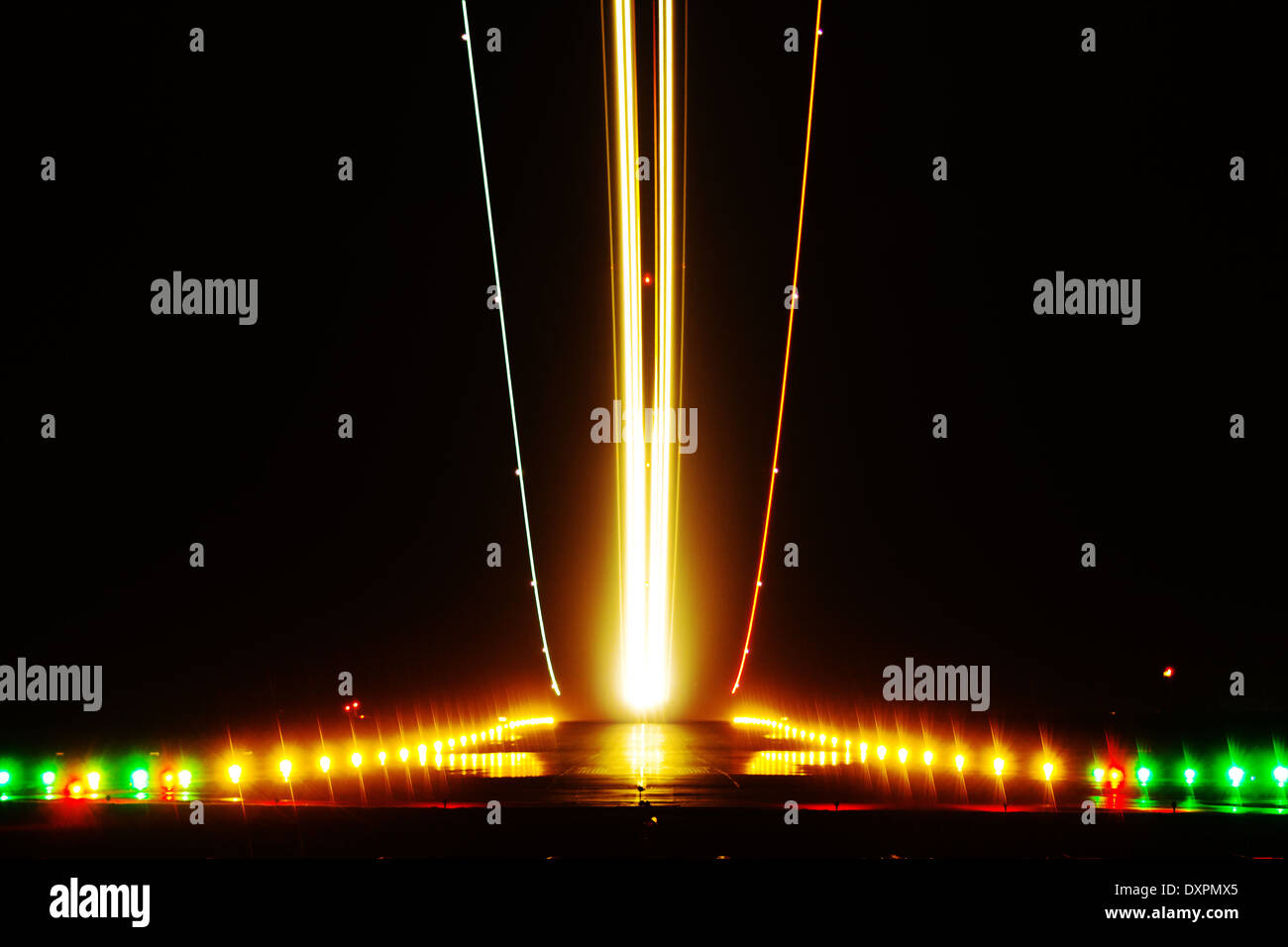 Piano a partire di notte in un aeroporto, Esposizione lunga Foto Stock