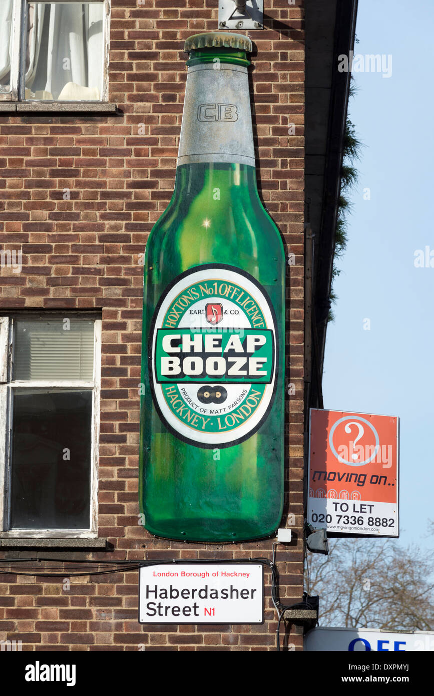 Cheap Booze off-licenza segno, Hoxton, London, England, Regno Unito Foto Stock