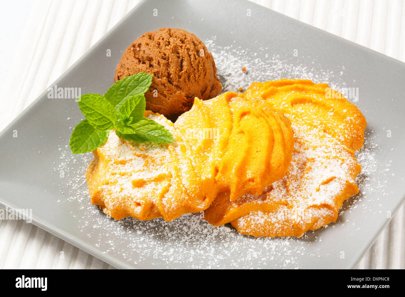 Spritz biscotti al burro e scoop di gelato al cioccolato Foto Stock