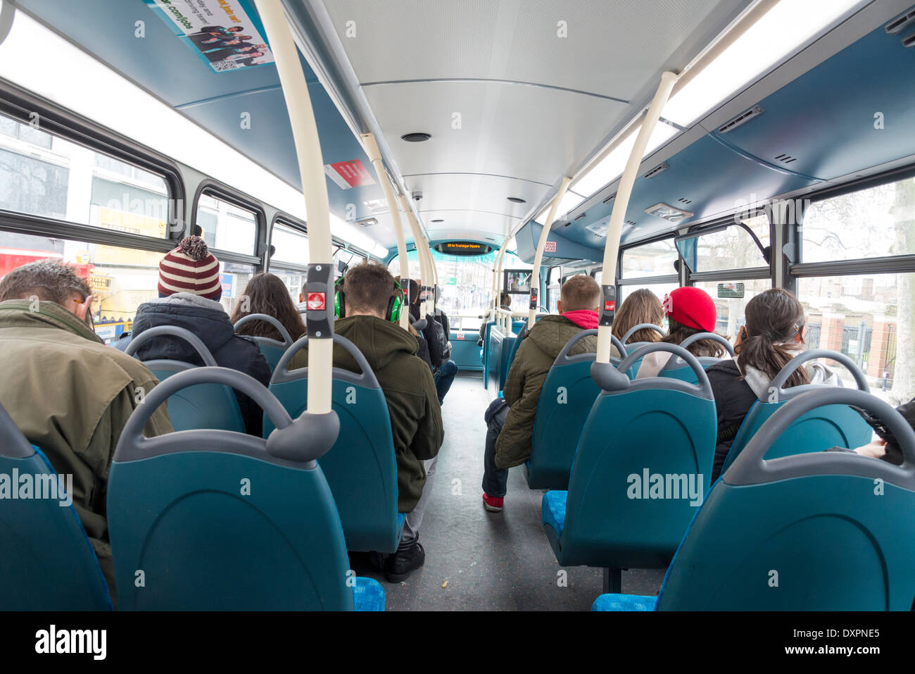 I passeggeri sul ponte superiore del double decker bus, London, England, Regno Unito Foto Stock