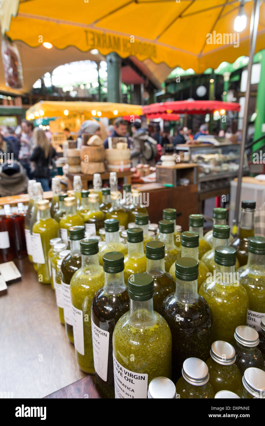 Olio d'oliva italiano stallo nella Borough Market, London, England, Regno Unito Foto Stock