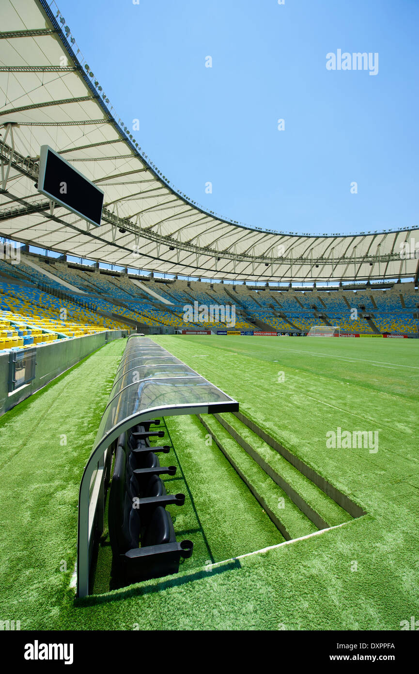 Vuoto azzurro e giallo posti a sedere stile stadio verde circostante passo a Maracana football Stadium di Rio de Janeiro in Brasile Foto Stock