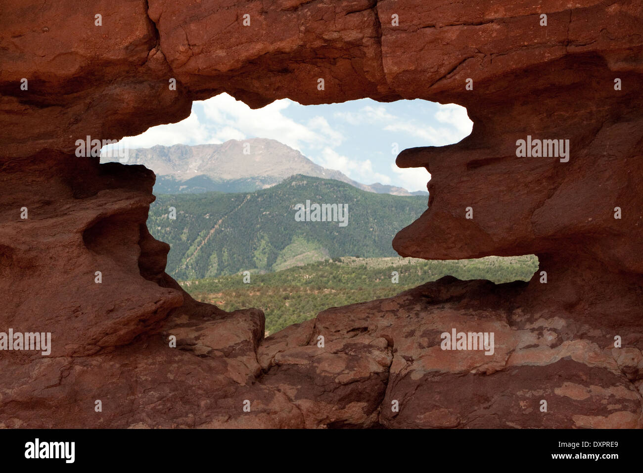 Pikes Peak come visto attraverso la finestra vicino alla base dei gemelli siamesi formazione, Giardino degli dèi park, Colorado, STATI UNITI D'AMERICA Foto Stock