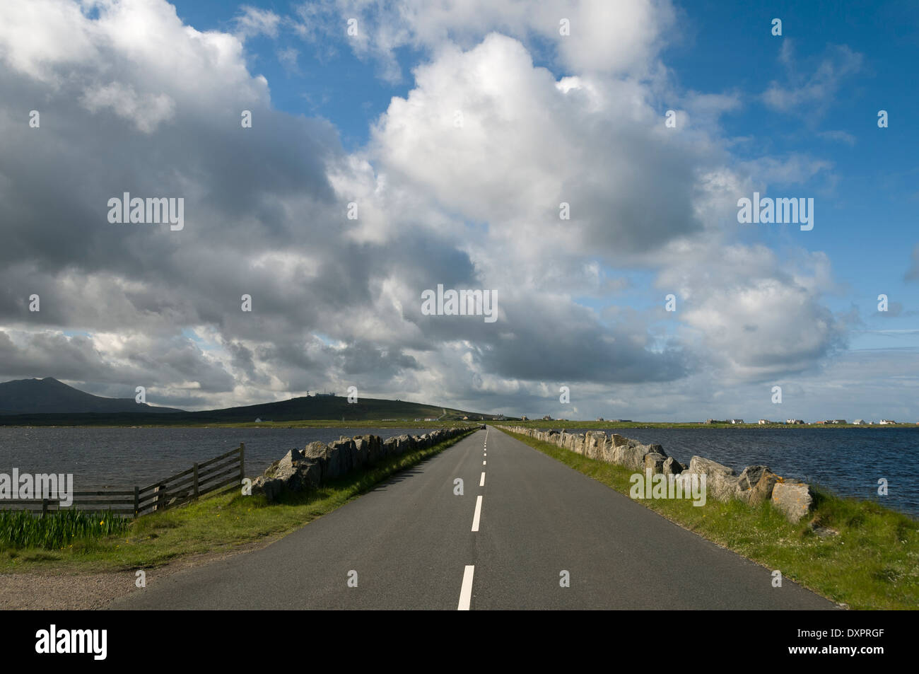 La causeway che prende la A865 strada sopra Loch Bee (Bi), Sud Uist, Western Isles, Scotland, Regno Unito Foto Stock