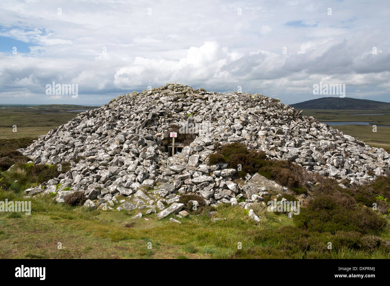 Barpa Langass chambered cairn, North Uist, Western Isles, Scotland, Regno Unito Foto Stock