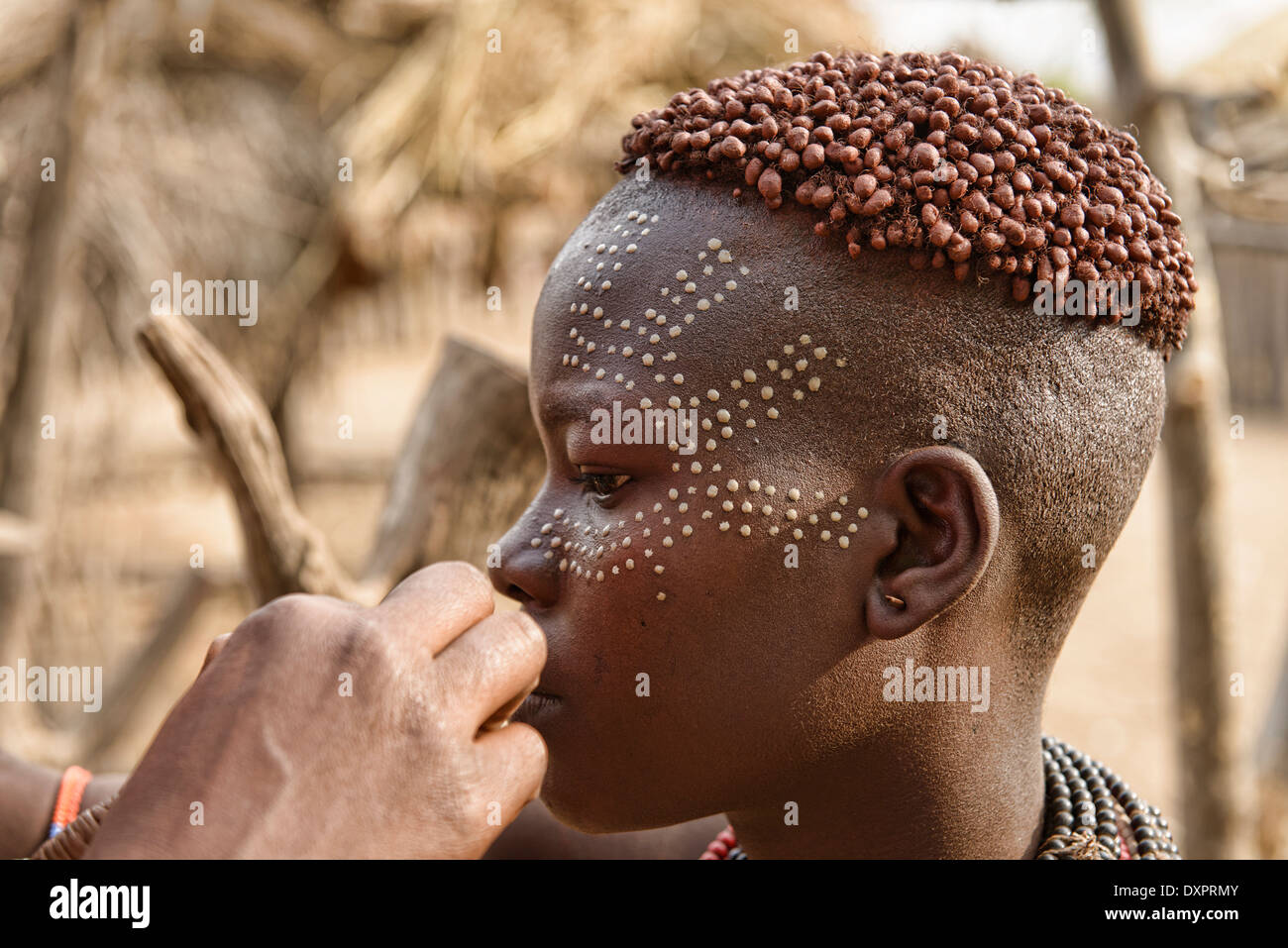 Karo ragazza con faccia in vernice Kolcho sul fiume Omo Etiopia Foto Stock