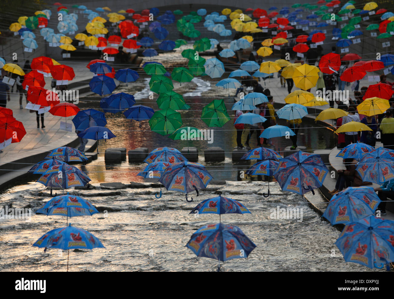 Seoul, Corea del Sud. Il 28 marzo 2014. Gli ombrelloni sono visti al flusso Cheonggye, Seoul, Corea del Sud, il venerdì 28 marzo, 2014. Il ombrelloni colorati sono stati installati per promuovere il Marzo 29 Earth Hour campagna. Credito: Jaewon Lee/Alamy Live News Foto Stock