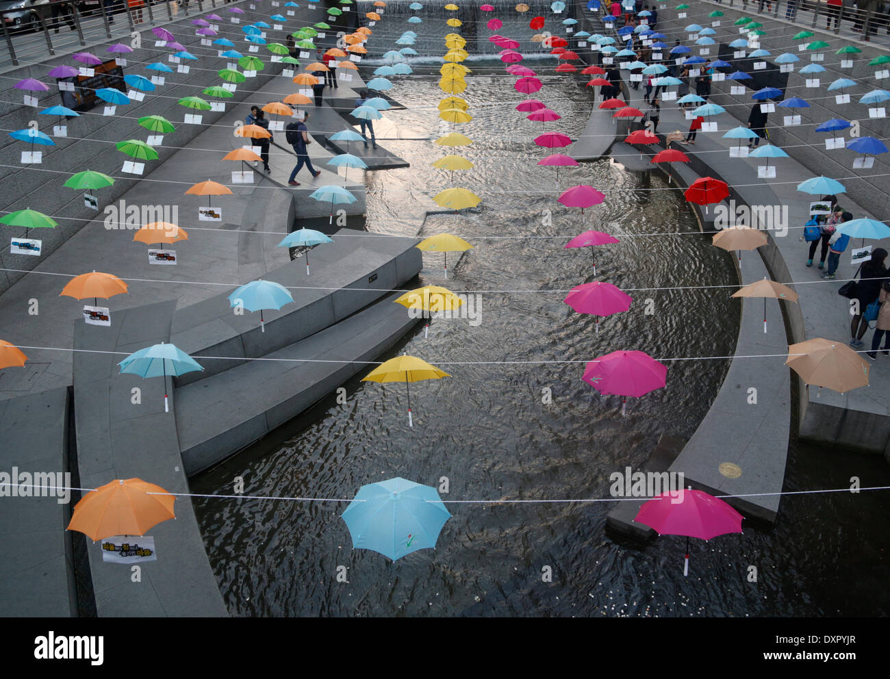 Seoul, Corea del Sud. Il 28 marzo 2014. Gli ombrelloni sono visti al flusso Cheonggye, Seoul, Corea del Sud, il venerdì 28 marzo, 2014. Il ombrelloni colorati sono stati installati per promuovere il Marzo 29 Earth Hour campagna. Credito: Jaewon Lee/Alamy Live News Foto Stock