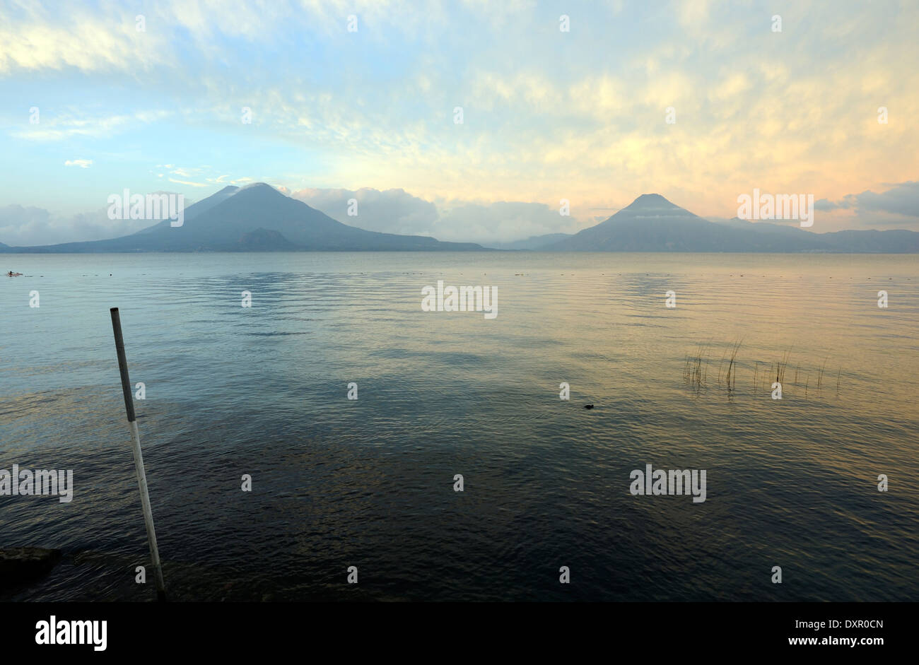 La mattina presto vista sul lago Atitlan da Panajachel. A sinistra sono Volcan Toliman, 3153m, e dietro di esso, Volcan Atltlan Foto Stock