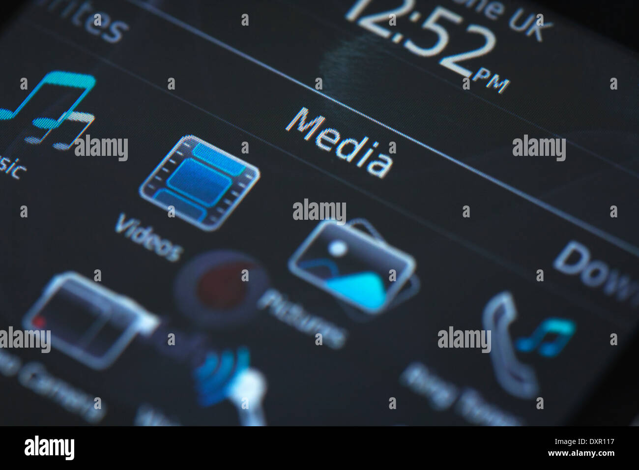 Mobile Smart Phone display che mostra le applicazioni multimediali Foto Stock