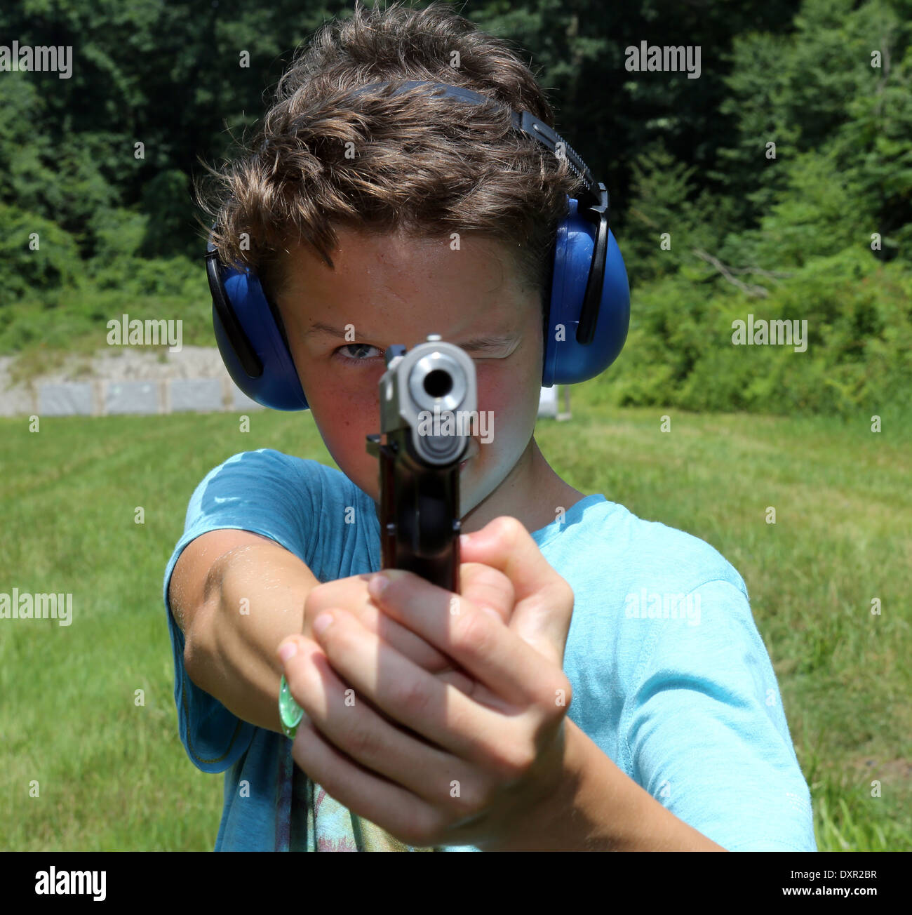 Du Bois, Stati Uniti, ragazzo mira una pistola al visualizzatore Foto Stock