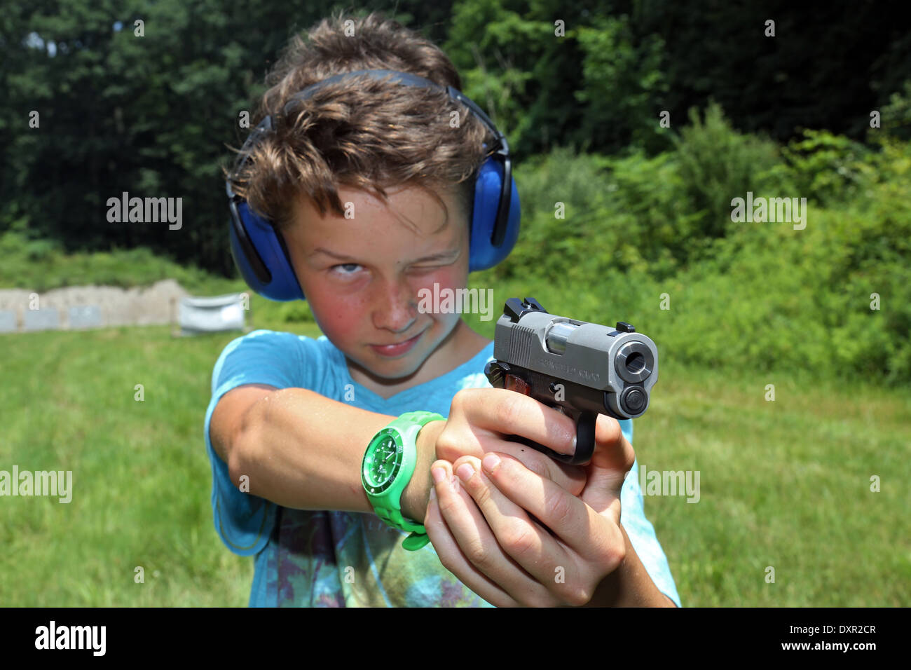 Du Bois, Stati Uniti, ragazzo puntando con una pistola Foto Stock