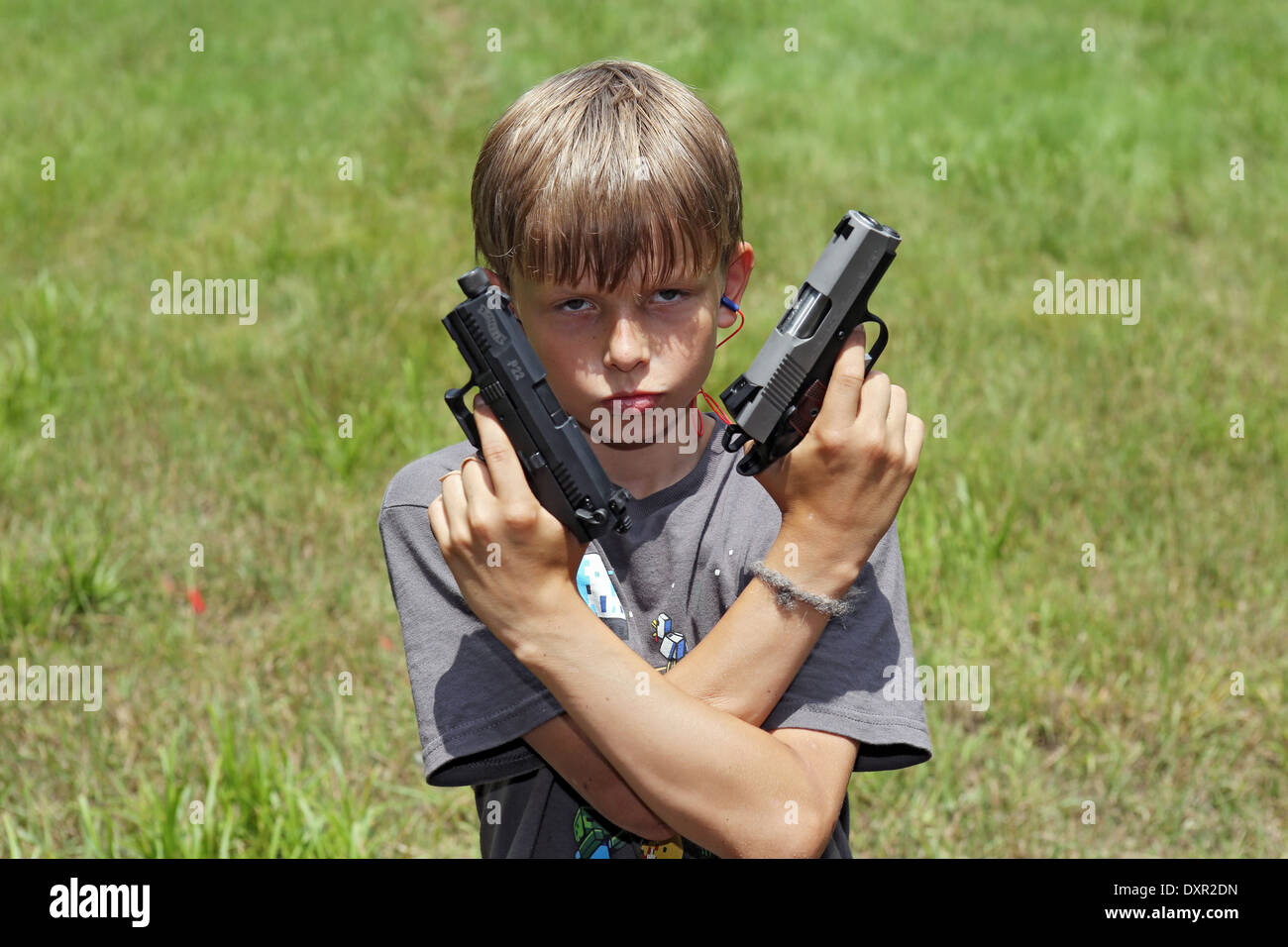 Du Bois, Stati Uniti, Giovani in posa con due pistole Foto Stock