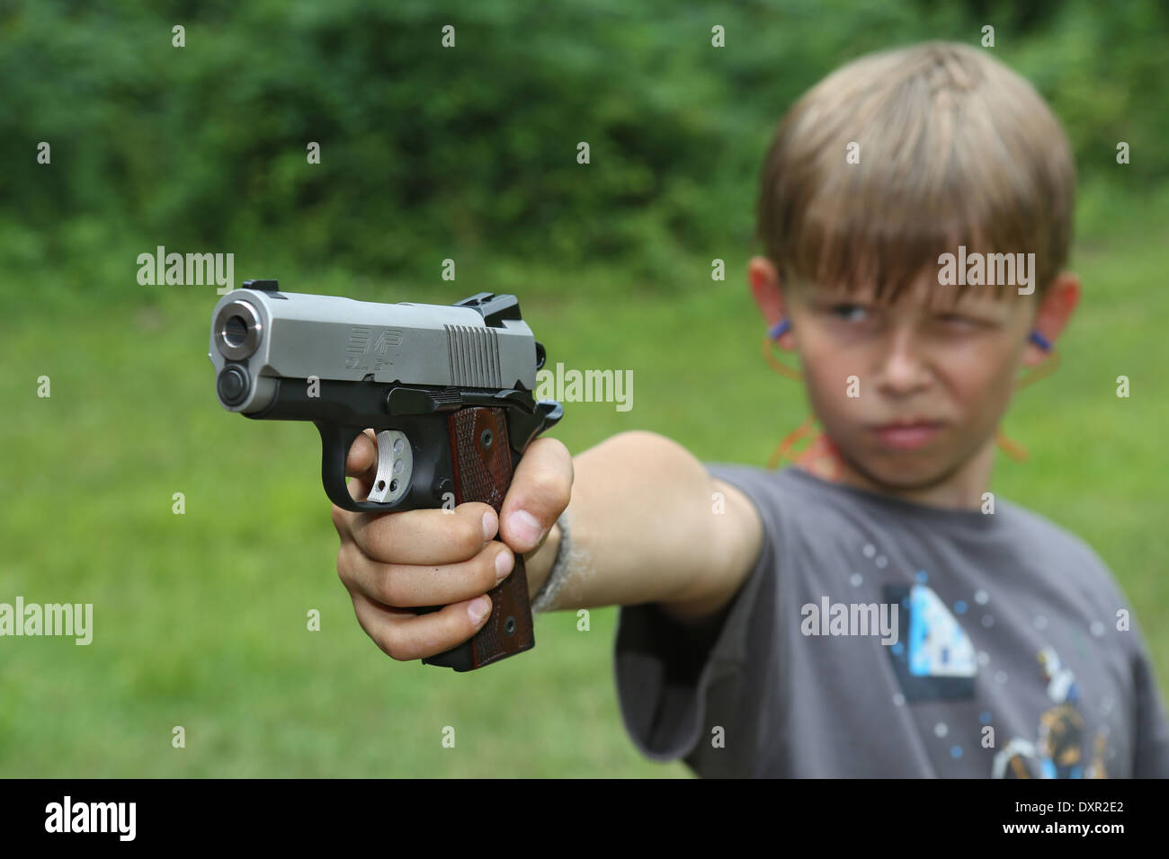 Du Bois, Stati Uniti, ragazzo puntando con una pistola Foto Stock