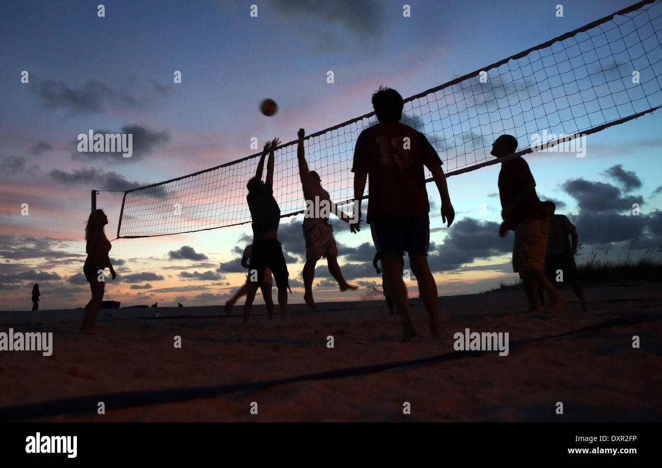 Cocoa Beach, Florida, silhouette, persone che giocano a pallavolo sulla spiaggia la sera Foto Stock