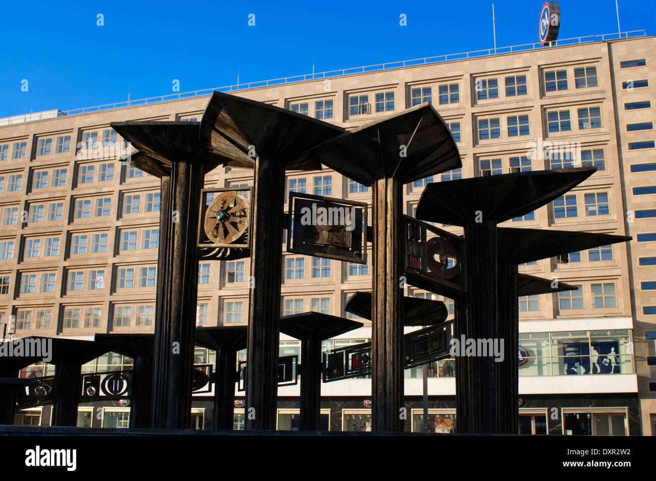 Berlin Alexanderplatz Brunnen. La memoria non significa mai dice ancora giovane. Come può un quadrato essere parte di una memoria collettiva Foto Stock