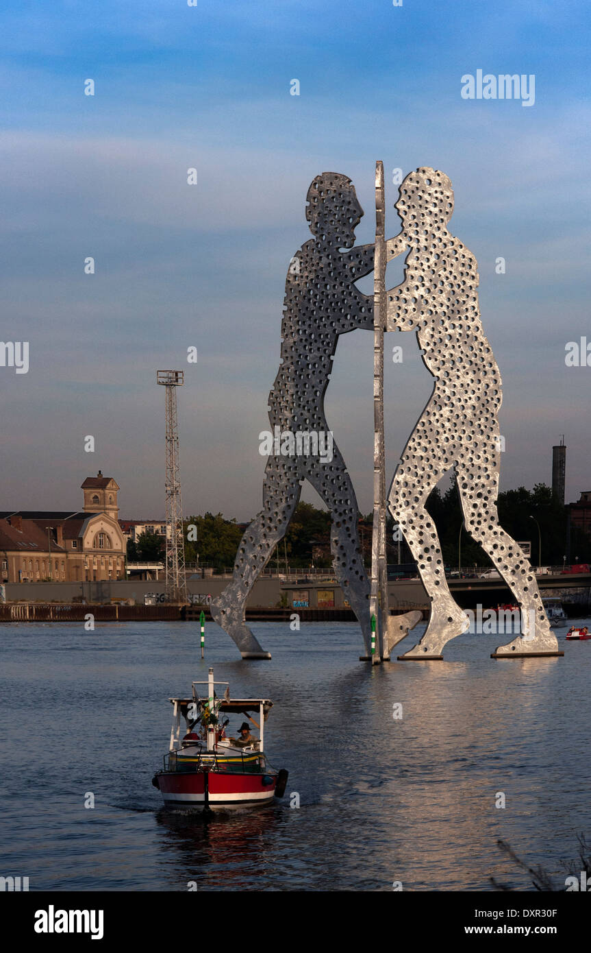 Scultura metallica chiamato uomo molecola di Jonathan Borofsky nel fiume Spree Berlino. Molecola l uomo è la scultura in alluminio Foto Stock
