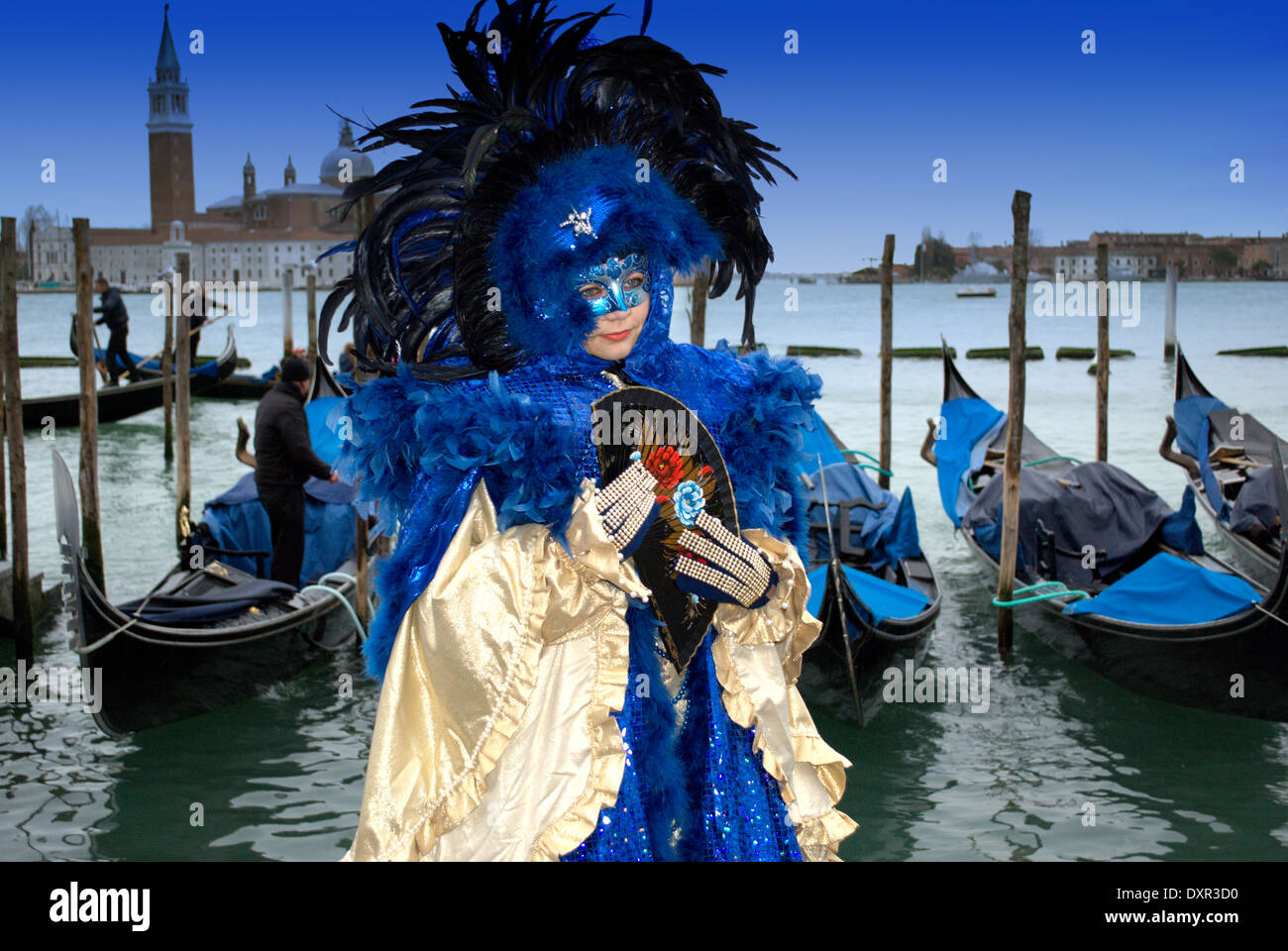 Lussuose venetian blu e oro e costume di barche in gondola a Venezia Foto Stock