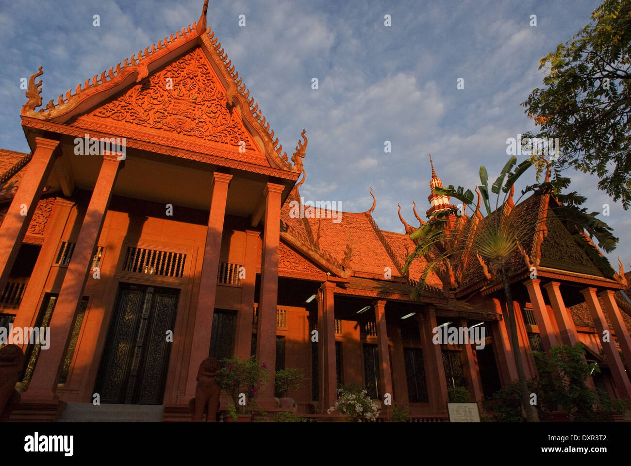 Esterno del Museo Nazionale. Phnom Penh. Il museo nazionale ha una buona collezione di sculture Khmer risalenti al pre-A Foto Stock